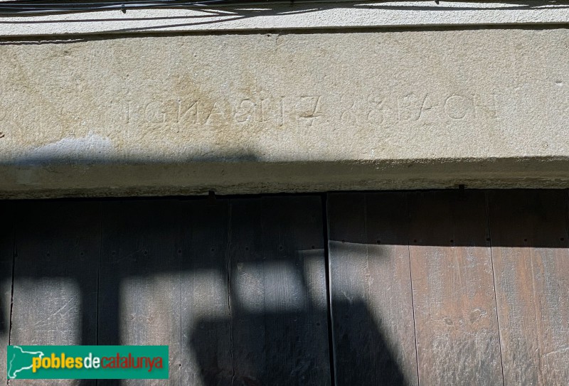 Vic - Carrer del Remei. Llinda (1788) (Foto: Albert Esteves, 2022) Vic - Carrer del Remei. Llinda (1788)