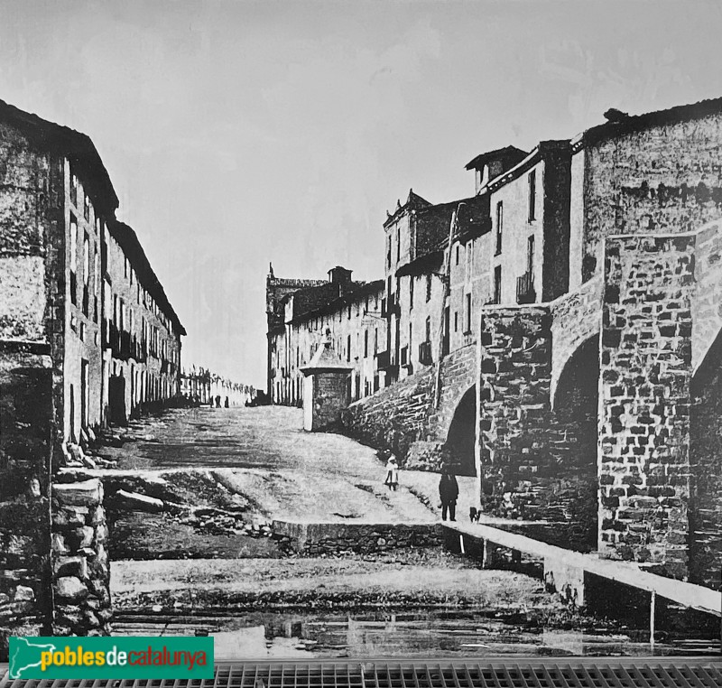 Vic - Carrer del Remei. Foto antiga (Foto: cartell in situ) Vic - Carrer del Remei. Foto antiga