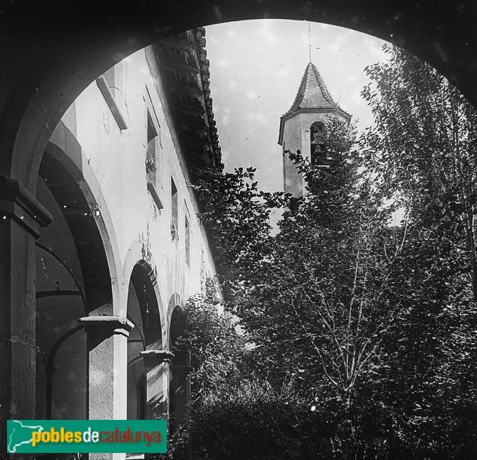 Vic - Claustre del convent del Remei (Foto: Josep Salvany -Fons Salvany. Biblioteca de Catalunya-, 1918) Vic - Claustre del convent del Remei