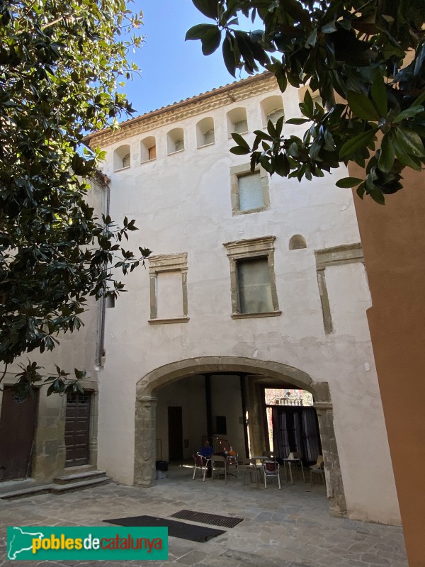 Vic - Hospital de la Santa Creu (Foto: Albert Esteves, 2022) Vic - Hospital de la Santa Creu