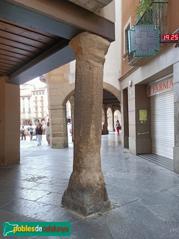 Vic - Plaça Major. Columna medieval (Foto: Anna Corcoll, 2022) Vic - Plaça Major. Columna medieval