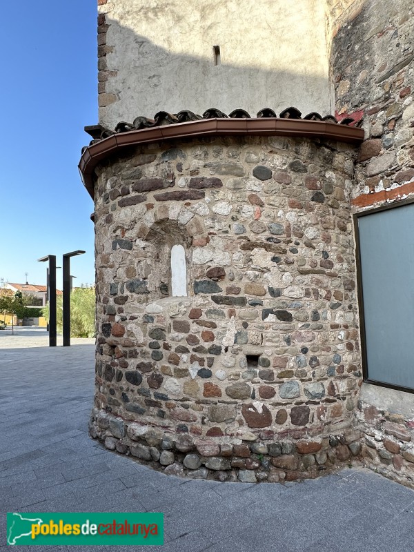 Montmeló - Església de Santa Maria. Absis romànic (Foto: Albert Esteves, 2022) Montmeló - Església de Santa Maria. Absis romànic