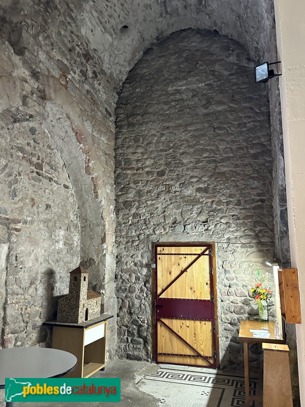 Montmeló - Església de Santa Maria. Base del campanar (Foto: Albert Esteves, 2022) Montmeló - Església de Santa Maria. Base del campanar