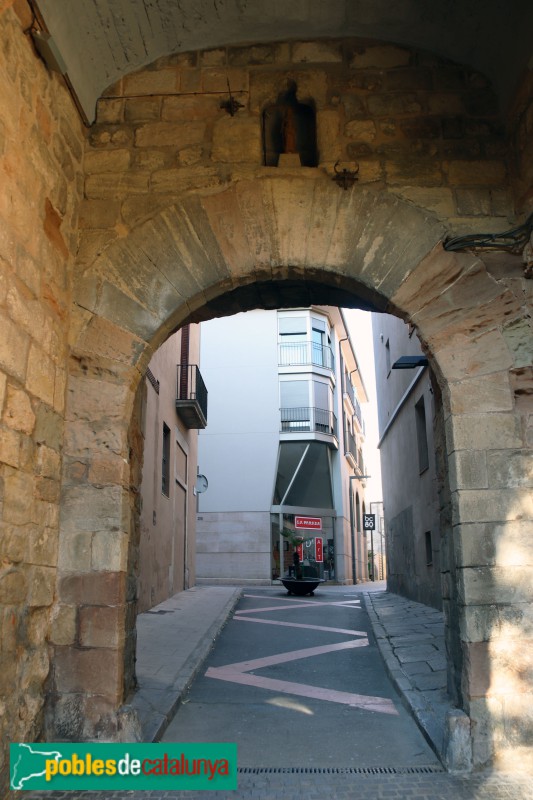 Igualada - Portal d'en Vives (Foto: Albert Esteves, 2022) Igualada - Portal d'en Vives
