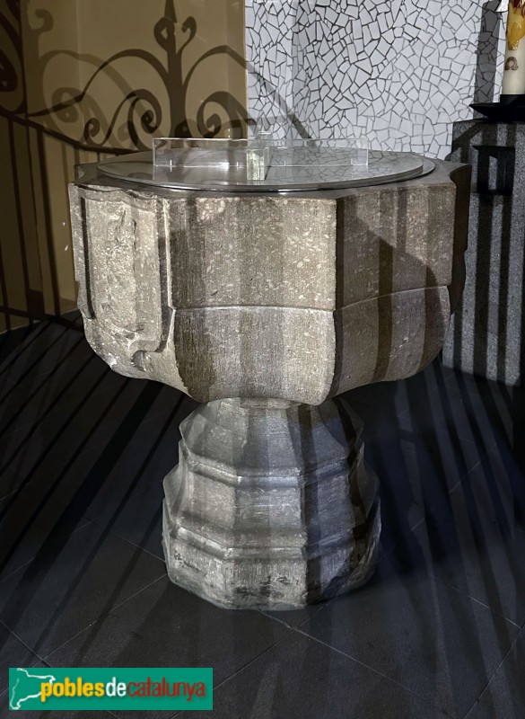 Cardedeu - Església de Santa Maria. Pica baptismal (Foto: Albert Esteves, 2022) Cardedeu - Església de Santa Maria. Pica baptismal