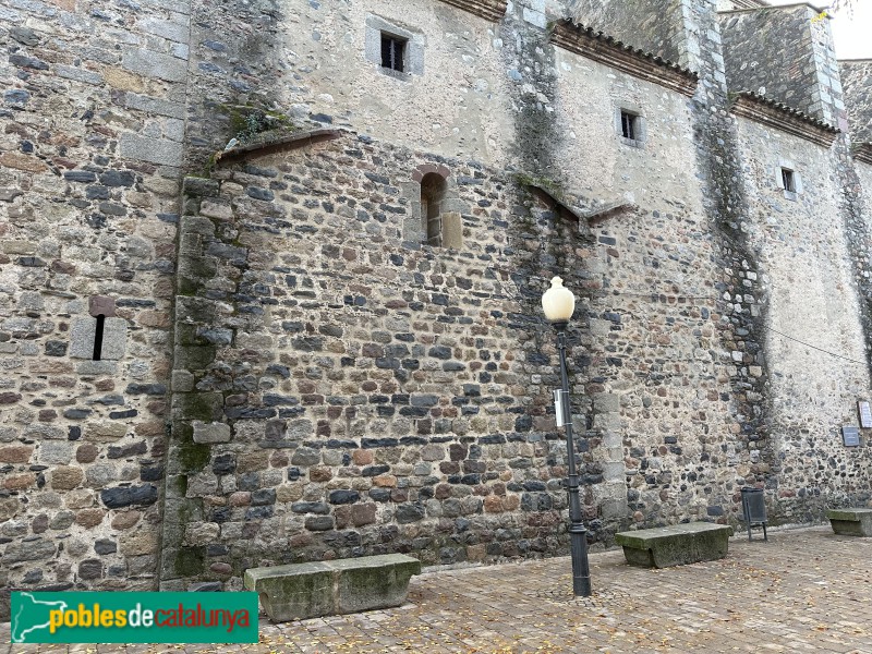 Cardedeu - Església de Santa Maria. Restes antigues (Foto: Albert Esteves, 2022) Cardedeu - Església de Santa Maria. Restes antigues
