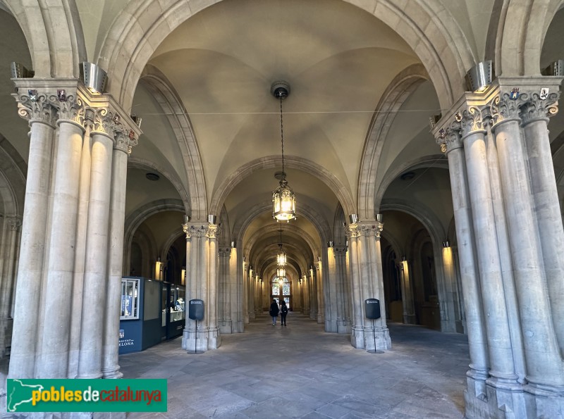 Barcelona - Universitat de Barcelona. Vestíbul (Foto: Albert Esteves, 2023) Barcelona - Universitat de Barcelona. Vestíbul