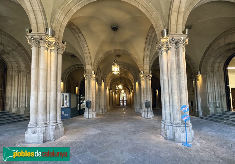 Barcelona - Universitat de Barcelona. Vestíbul (Foto: Albert Esteves, 2023) Barcelona - Universitat de Barcelona. Vestíbul