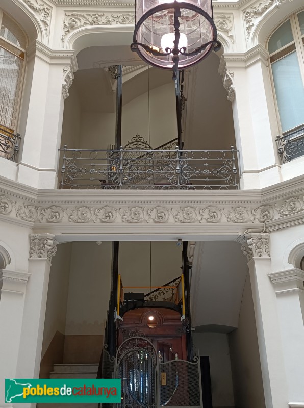 Barcelona - Bailèn, 15 / Ausiàs Marc, 48 (Foto: Anna Corcoll, 2022) Barcelona - Bailèn, 15 / Ausiàs Marc, 48