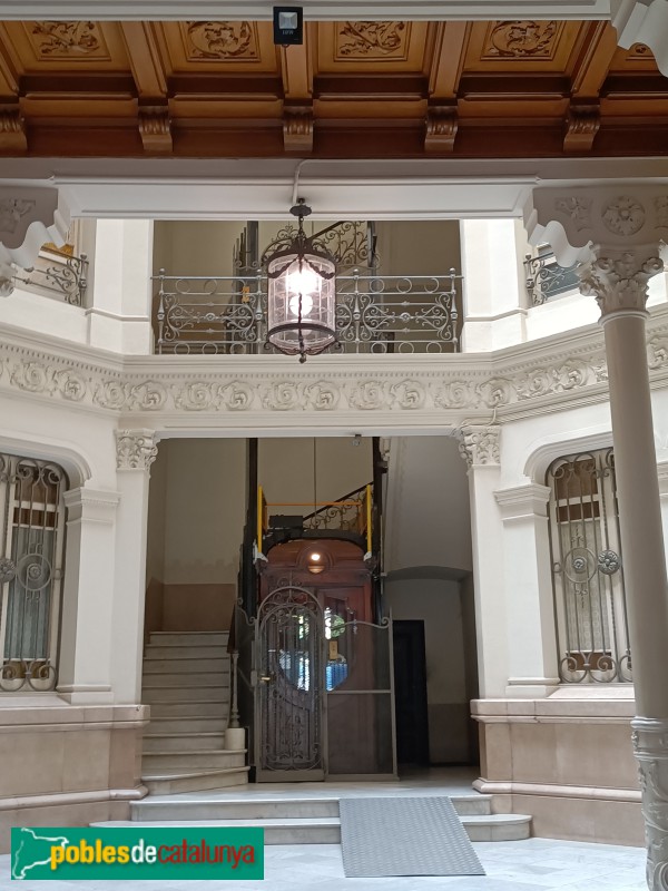 Barcelona - Bailèn, 15 / Ausiàs Marc, 48 (Foto: Anna Corcoll, 2022) Barcelona - Bailèn, 15 / Ausiàs Marc, 48