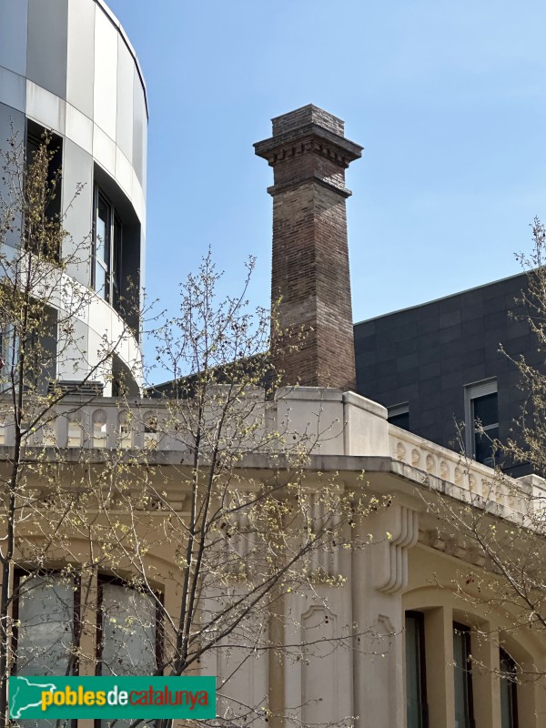 Barcelona - Fàbrica Bayer. Xemeneia (Foto: Albert Esteves, 2023) Barcelona - Fàbrica Bayer. Xemeneia