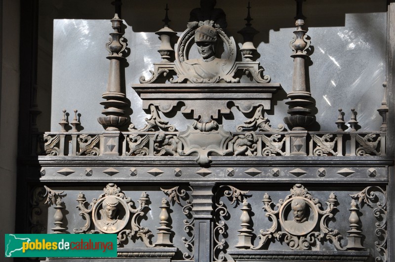 Barcelona - Gran Via, 733. Detall porta (Foto: Jordi Grau i Dausà, 2023) Barcelona - Gran Via, 733. Detall porta