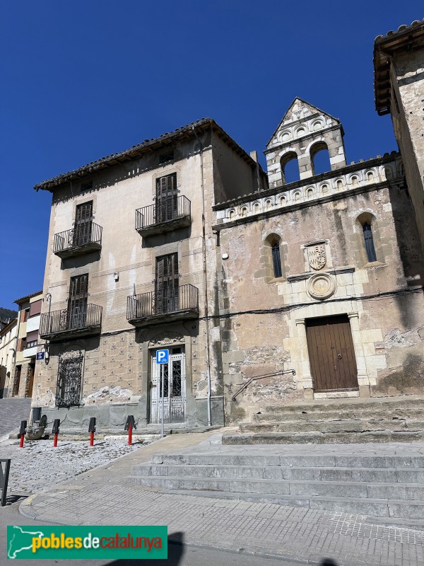 Centelles - Casa Gaudí Safores i església de Jesús (Foto: Albert Esteves, 2023) Centelles - Casa Gaudí Safores i església de Jesús