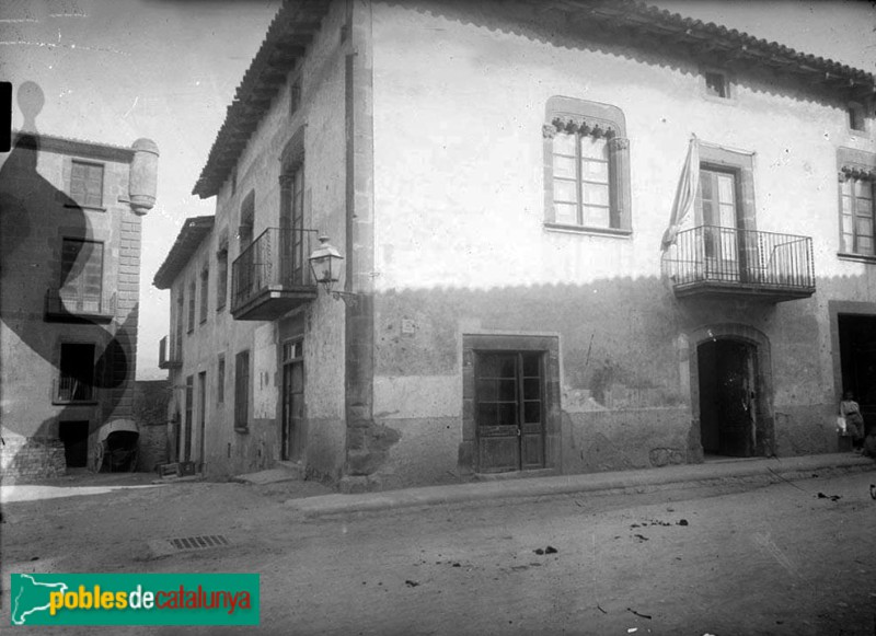 Centelles - Casa Carreres-Artau, abans de la reforma (Foto: Anònima -Arxiu Fotogràfic Centre Excursionista de Catalunya-, finals segle XIX) Centelles - Casa Carreres-Artau, abans de la reforma