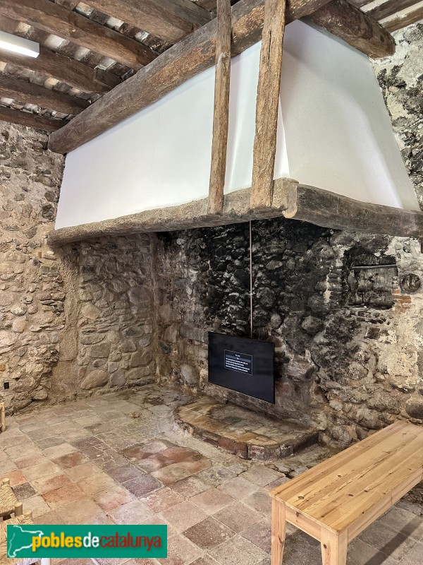 Gualba - Can Figueres. Llar de foc