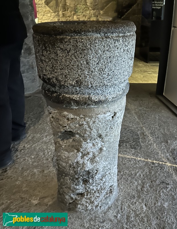 Taüll - Església de Sant Climent de Taüll. Pica beneïtera (Foto: Albert Esteves, 2023) Taüll - Església de Sant Climent de Taüll. Pica beneïtera