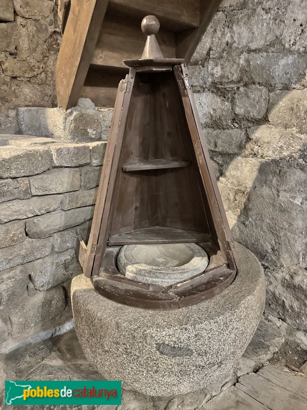 Barruera - Església de Sant Feliu. Pica baptismal (Foto: Albert Esteves, 2023) Barruera - Església de Sant Feliu. Pica baptismal