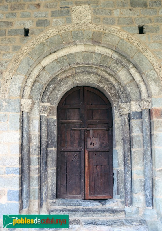 Durro - Església de la Nativitat de la Mare de Déu. Portada (Foto: Albert Esteves, 2023) Durro - Església de la Nativitat de la Mare de Déu. Portada