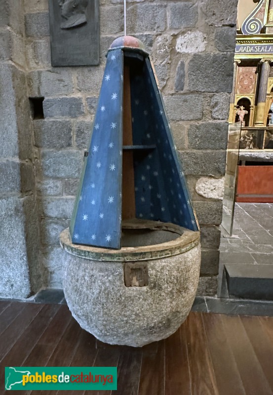 Durro - Església de la Nativitat de la Mare de Déu. Pica baptismal (Foto: Albert Esteves, 2023) Durro - Església de la Nativitat de la Mare de Déu. Pica baptismal