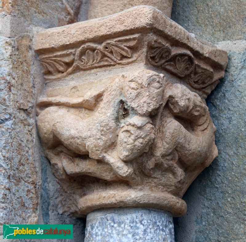 Cóll - Església de Santa Maria. Capitell de la portada (Foto: Albert Esteves, 2023) Cóll - Església de Santa Maria. Capitell de la portada