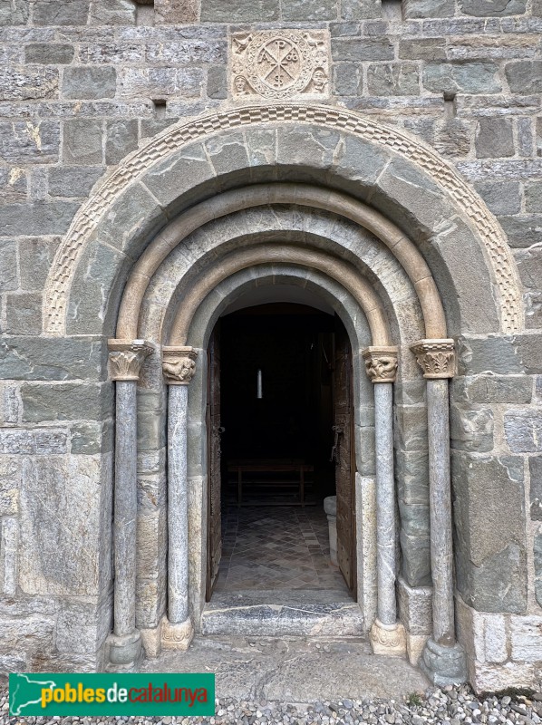 Cóll - Església de Santa Maria. Portada (Foto: Albert Esteves, 2023) Cóll - Església de Santa Maria. Portada