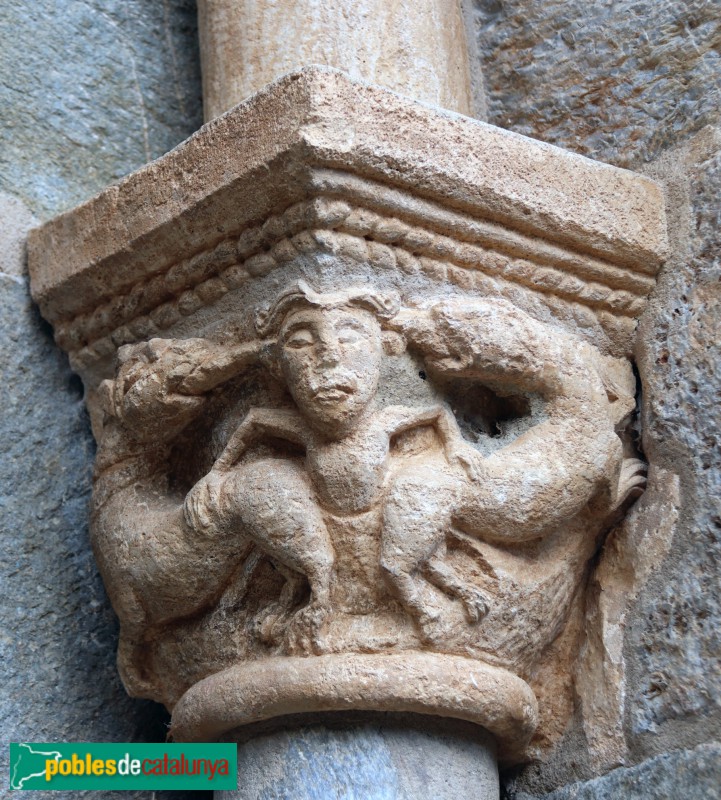 Cóll - Església de Santa Maria. Capitell de la portada (Foto: Albert Esteves, 2023) Cóll - Església de Santa Maria. Capitell de la portada