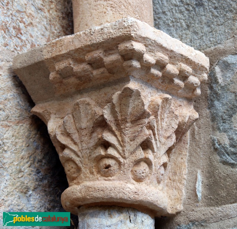 Cóll - Església de Santa Maria. Capitell de la portada (Foto: Albert Esteves, 2023) Cóll - Església de Santa Maria. Capitell de la portada