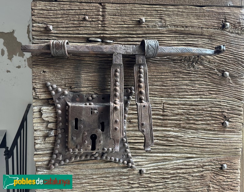 Cóll - Església de Santa Maria. Forrellat de la porta (Foto: Albert Esteves, 2023) Cóll - Església de Santa Maria. Forrellat de la porta