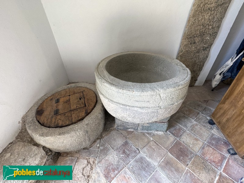 Cóll - Església de Santa Maria. Piques baptismals (Foto: Albert Esteves, 2023) Cóll - Església de Santa Maria. Piques baptismals