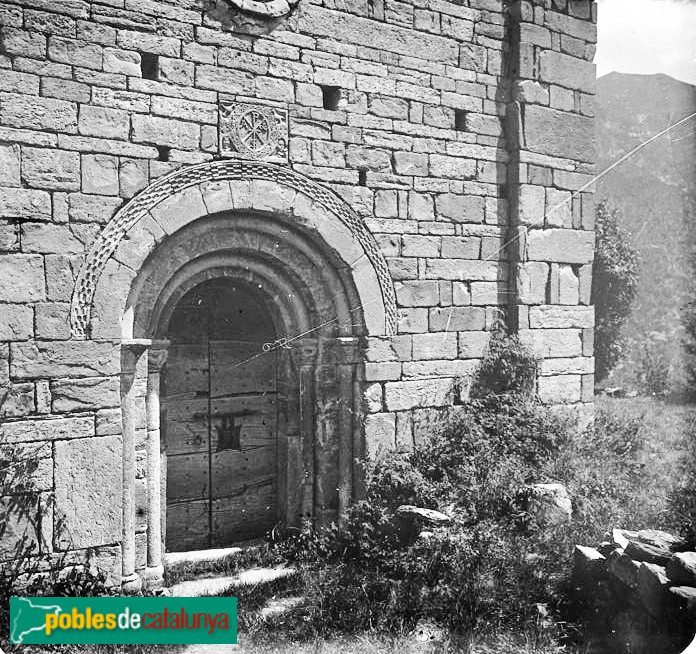 Església de Santa Maria de Cóll. Portada (Foto: <i>Josep Salvany. Fons Salvany. Biblioteca de Catalunya-</i>, 1920) Església de Santa Maria de Cóll. Portada