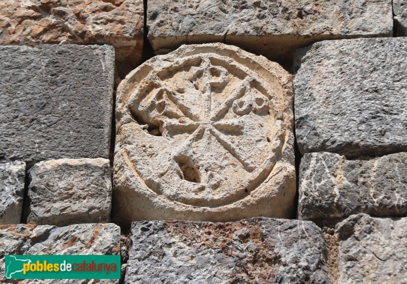 Viu de Llevata - Església de Santa Maria. Crismó. (Foto: Albert Esteves, 2023) Viu de Llevata - Església de Santa Maria. Crismó.