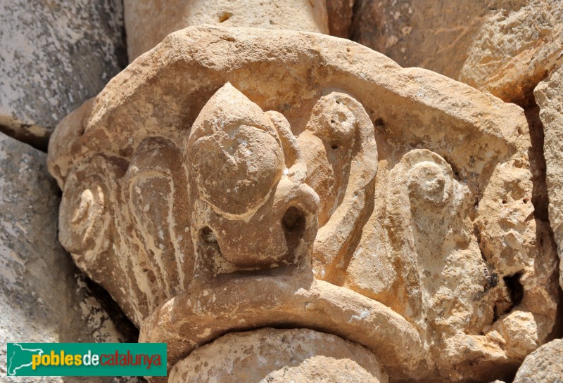 Viu de Llevata - Església de Santa Maria. Capitell de la portada (Foto: Albert Esteves, 2023) Viu de Llevata - Església de Santa Maria. Capitell de la portada