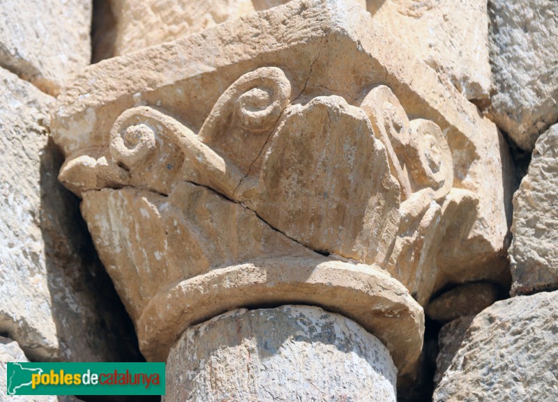 Viu de Llevata - Església de Santa Maria. Capitell de la portada (Foto: Albert Esteves, 2023) Viu de Llevata - Església de Santa Maria. Capitell de la portada
