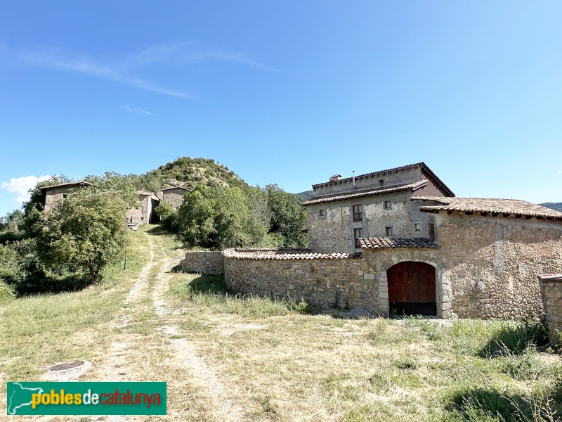 Pinyana, amb Ca de Perutxo, a la dreta, i i Ca de Cília, al fons (Foto: Albert Esteves, 2023) Pinyana, amb Ca de Perutxo, a la dreta, i i Ca de Cília, al fons