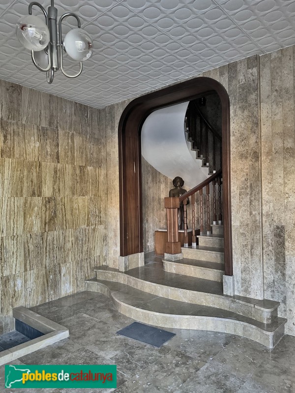 Amposta - Casa Emili Bonet. Vestíbul amb escultura