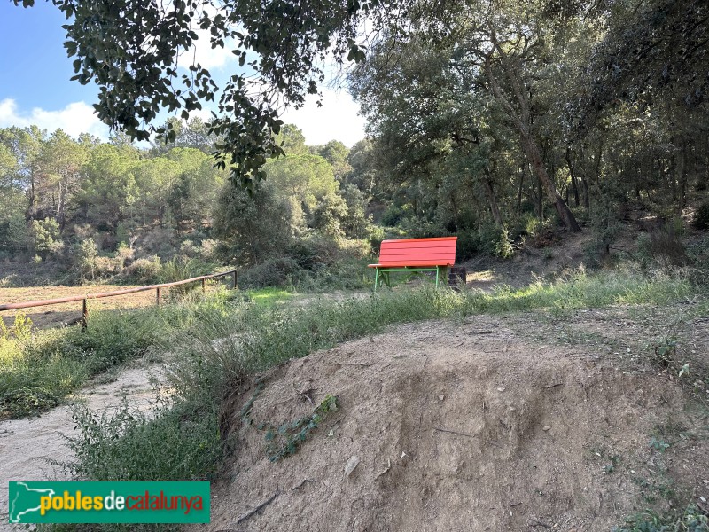 Vilalba Sasserra - Banc gegant de 30 passes (Foto: Albert Esteves, 2023) Vilalba Sasserra - Banc gegant de 30 passes