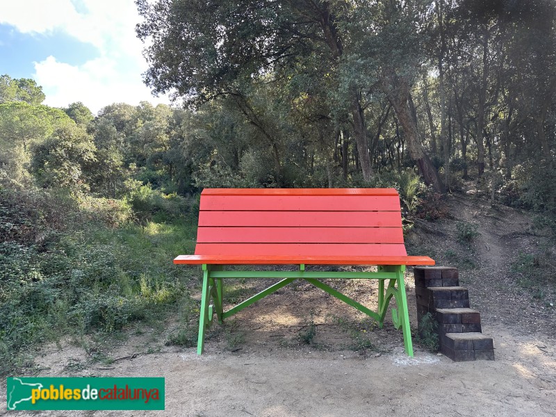 Vilalba Sasserra - Banc gegant de 30 passes (Foto: Albert Esteves, 2023) Vilalba Sasserra - Banc gegant de 30 passes