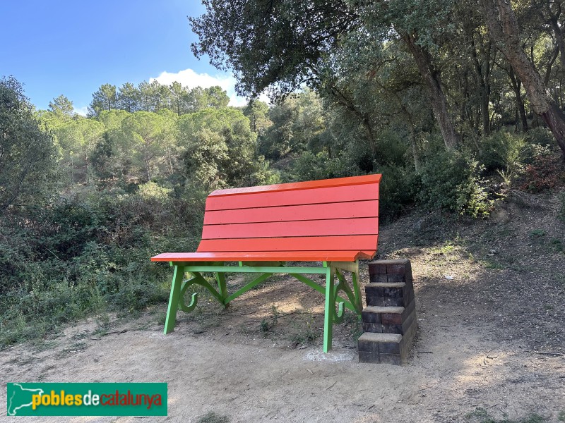 Vilalba Sasserra - Banc gegant de 30 passes (Foto: Albert Esteves, 2023) Vilalba Sasserra - Banc gegant de 30 passes