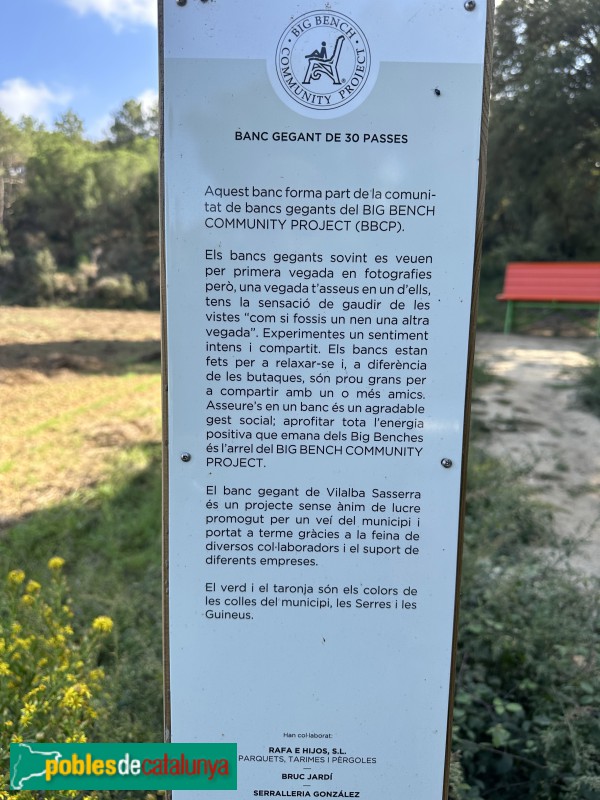 Vilalba Sasserra - Banc gegant (Foto: Albert Esteves, 2023) Vilalba Sasserra - Banc gegant