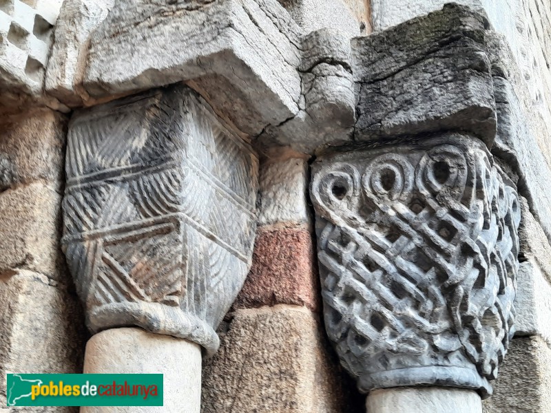 Bossòst - Església de l'Assumpció o de la Purificació. Portada de migdia (Foto: Vicent Miralles, 2023) Bossòst - Església de l'Assumpció o de la Purificació. Portada de migdia