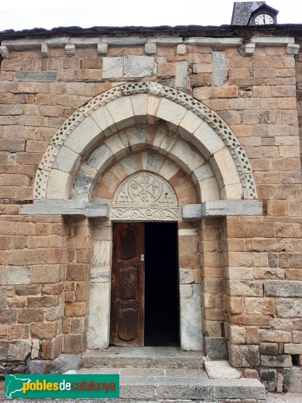 Bossòst - Església de l'Assumpció o de la Purificació. Portada de migdia (Foto: Vicent Miralles, 2023) Bossòst - Església de l'Assumpció o de la Purificació. Portada de migdia