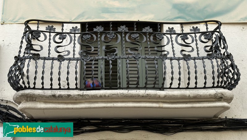 Llinars del Vallès - Carrer Major. Barana modernista (Foto: Albert Esteves, 2023) Llinars del Vallès - Carrer Major. Barana modernista