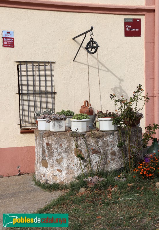 Llinars del Vallès - Can Margenat . Antic pou (Foto: Albert Esteves, 2023) Llinars del Vallès - Can Margenat . Antic pou