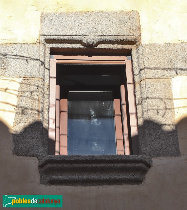 Sant Antoni de Vilamajor - Carrer Vell. Finestra dels segles XVI-XVII (Foto: Albert Esteves, 2023) Sant Antoni de Vilamajor - Carrer Vell. Finestra dels segles XVI-XVII