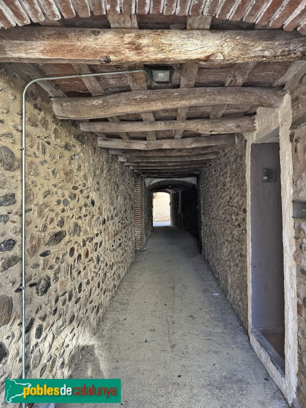 Sant Antoni de Vilamajor - Carrer Vell. Passatge cobert (Foto: Albert Esteves, 2023) Sant Antoni de Vilamajor - Carrer Vell. Passatge cobert