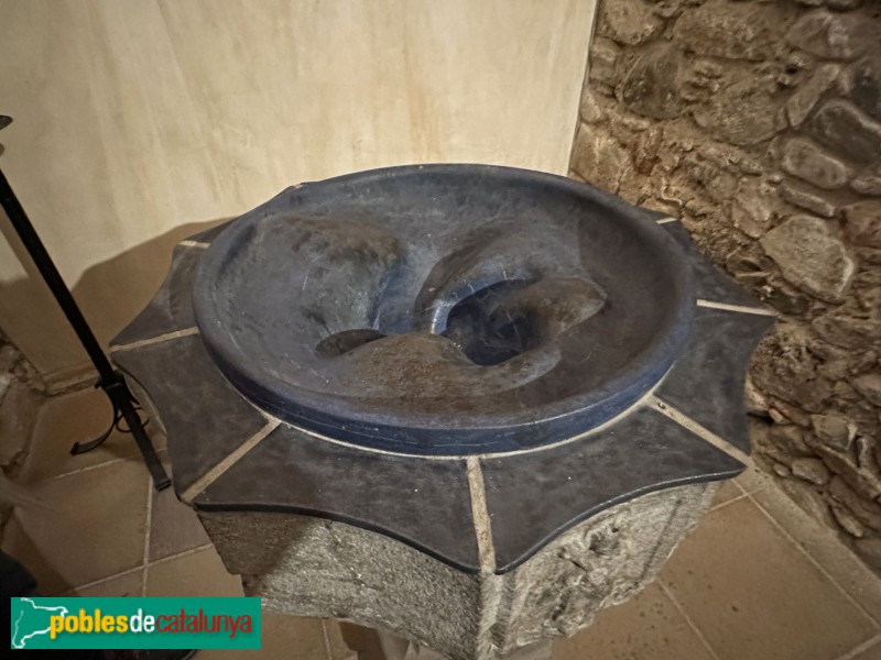 Església de Sant Pere de Vilamajor - Tapa de ceràmica del baptisteri (Glòria Auleda) (Foto: Albert Esteves, 2023) Església de Sant Pere de Vilamajor - Tapa de ceràmica del baptisteri (Glòria Auleda)