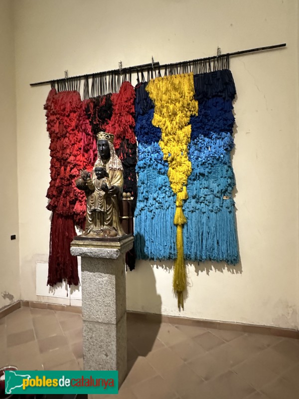 Església de Sant Pere de Vilamajor - Tapís de la capella de Montserrat (Maria Villalba) (Foto: Albert Esteves, 2023) Església de Sant Pere de Vilamajor - Tapís de la capella de Montserrat (Maria Villalba)