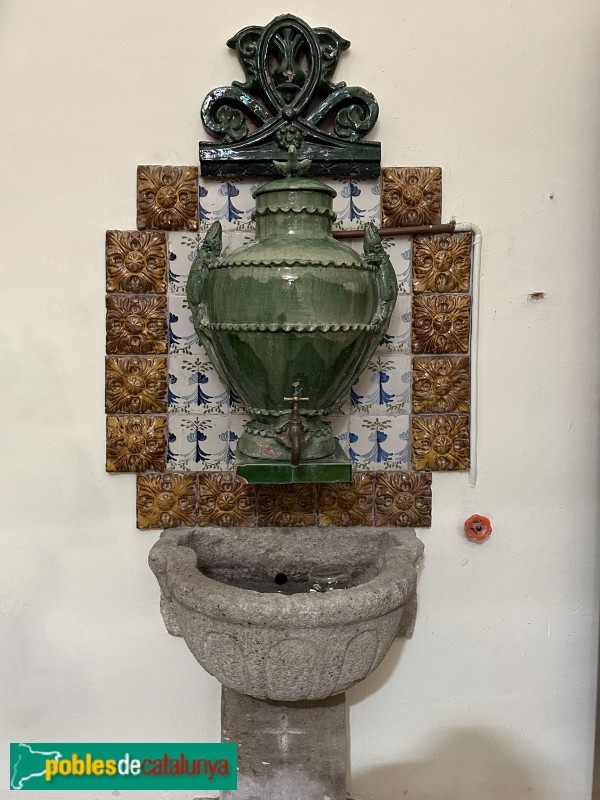 Sant Pere de Vilamajor - Església de Sant Pere. Font de la sagristia (Foto: Albert Esteves, 2023) Sant Pere de Vilamajor - Església de Sant Pere. Font de la sagristia