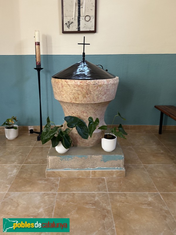 Masdenverge - Església de la Mare de Déu del Roser. Pica baptismal (Foto: Albert Esteves, 2023) Masdenverge - Església de la Mare de Déu del Roser. Pica baptismal