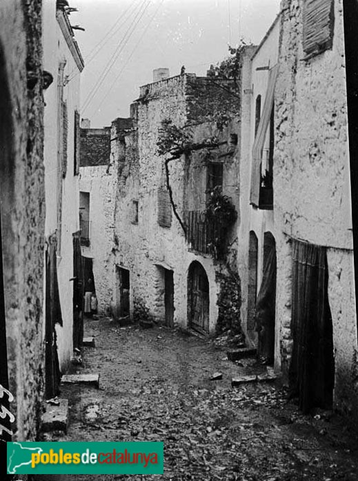 Alcanar - Carrer de Jesús (Foto: <i>Francesc Blasi -Arxiu Fotogràfic Centre Excursionista de Catalunya-</i>, 1920-30) Alcanar - Carrer de Jesús